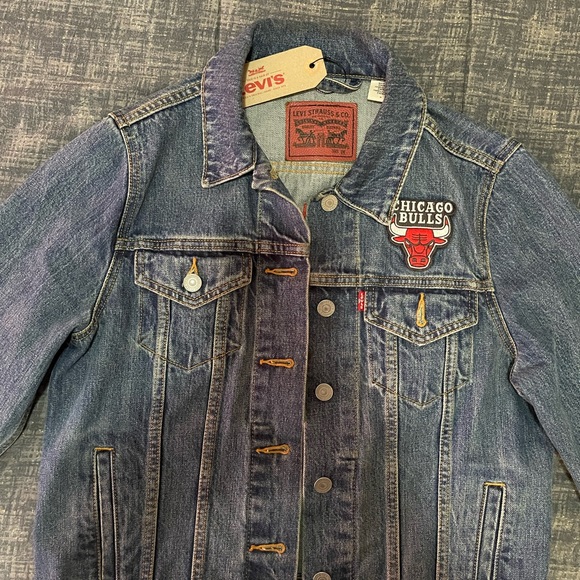Unisex Levi’s Jackets 
Licensed NFL, NBA and MLB Sport Teams Levi Jackets $75 - Picture 7 of 9